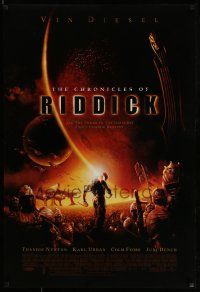 1w159 CHRONICLES OF RIDDICK DS 1sh '04 great sci-fi image of Vin Diesel and huge army!