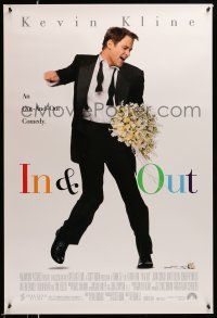 1w385 IN & OUT 1sh '97 Frank Oz, great image of Kevin Kline dancing w/flowers!
