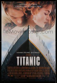 1w776 TITANIC DS 1sh '97 great romantic image of Leonardo DiCaprio & Kate Winslet!