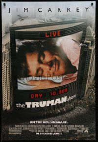 1w799 TRUMAN SHOW advance 1sh '98 cool image of Jim Carrey on large screen, Peter Weir!