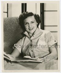 2d0473 BETTY WHITE signed 8x10 still '50s wonderful youthful portrait reading a book!