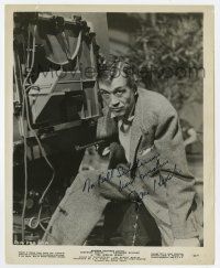 2d0514 JOHN HUSTON signed 8.25x10 still '52 wonderful candid on the set of The African Queen!