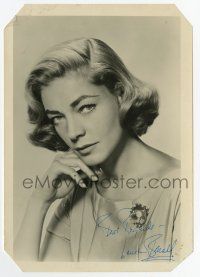 2d0125 LAUREN BACALL signed 5x7.25 still '50s wonderful close portrait of the Hollywood legend!