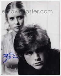 2d1081 LEIGH MCCLOSKEY signed 8x10 REPRO still '90s close up with worried girl behind him!