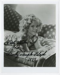 2d1146 SHIRLEY TEMPLE signed 8x10 REPRO still '88 great cute smiling close up laying on couch!