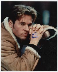 2d0932 VAL KILMER signed color 8x10 REPRO still '00s great close up resting his head on his hands!