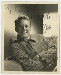 2d0574 VAN JOHNSON signed deluxe 8x10 still '40s youthful seated portrait of the leading man!