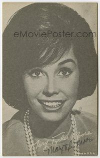 2d0148 MARY TYLER MOORE signed 3x5 fan photo '60s great head & shoulders smiling portrait!