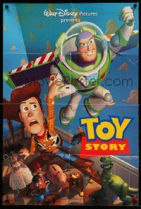 2g873 TOY STORY DS 1sh '95 Disney/Pixar cartoon, Buzz Lightyear flying over Woody, Bo Peep, more