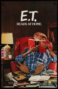 2k106 E.T. THE EXTRA TERRESTRIAL 22x34 special '82 image of the alien reading a book at home!