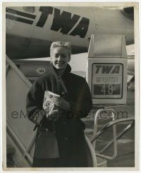 2s318 FBI STORY candid 8x10 still '59 Vera Miles gets off TWA plane to start location shooting!