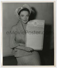 2s447 IRON CURTAIN candid 8.5x10 still '48 Gene Tierney with Declaration of Freedom from Communism!