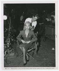 2s435 IMITATION OF LIFE candid 8.25x10 still '59 sexy Lana Turner gets last minute hair touch up!