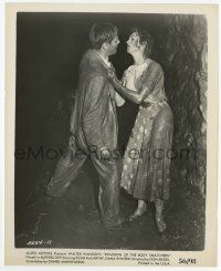2s443 INVASION OF THE BODY SNATCHERS 8.25x10 still '56 Kevin McCarthy & Dana Wynter covered in mud