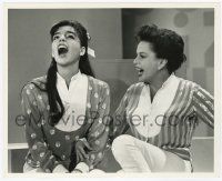 2s478 JUDY GARLAND/LIZA MINNELLI TV 8.25x10 still '63 mother & daughter together on her TV show!