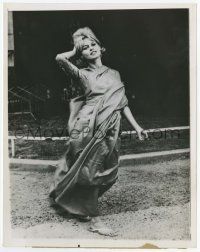 2s504 LA VERITE 7.25x9 news photo '60 Brigitte Bardot wearing unglamorous Indian sari in bare feet!
