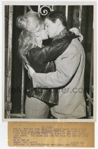 2s505 LA VERITE 7x9 news photo '60 red-hot mama Brigitte Bardot kissing Belmondo month after baby!