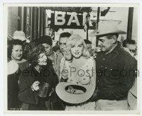 2s625 MISFITS 8x10 still '61 Clark Gable watches sexy Marilyn Monroe passing hat to collect money!