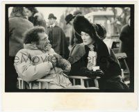 2s697 OUT OF AFRICA candid deluxe 8x10 still '85 director Sydney Pollack with Meryl Streep on set!