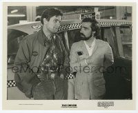 2s879 TAXI DRIVER candid 8.25x10 still '76 Robert De Niro talks to Martin Scorsese by cab on set!