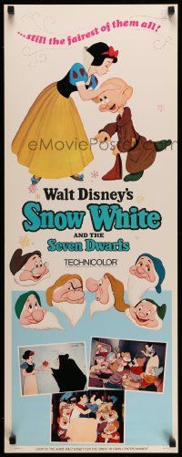 2y403 SNOW WHITE & THE SEVEN DWARFS insert R67 Disney classic, Snow White getting apple from witch!