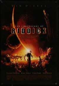 2z136 CHRONICLES OF RIDDICK DS 1sh '04 great sci-fi image of Vin Diesel and huge army!