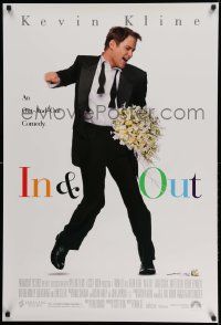 2z385 IN & OUT 1sh '97 Frank Oz, great image of Kevin Kline dancing w/flowers!