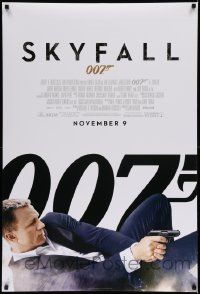 2z696 SKYFALL November advance DS 1sh '12 image of Daniel Craig as James Bond on back shooting gun!