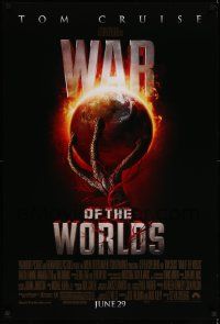 3s914 WAR OF THE WORLDS advance 1sh '05 Spielberg, alien hand holding Earth, white title design