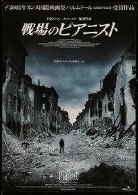 4b929 PIANIST Japanese '02 directed by Roman Polanski, Adrien Brody standing in the ruins of a city!