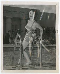 4d253 CONNIE HAINES 7.25x9 news photo '51 full-length smiling portrait in swimsuit by pool!