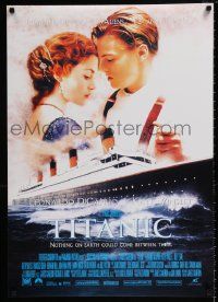 4j874 TITANIC 23x33 commercial poster '97 Leonardo DiCaprio holds Kate Winslet!