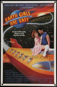 5g264 EARTH GIRLS ARE EASY 1sh '89 great image of Geena Davis & alien Jeff Goldblum on space ship!