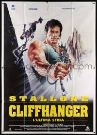 5p065 CLIFFHANGER Italian 2p '93 cool different art of mountain climber Sylvester Stallone!