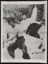 6r752 BRUCE LEE 18x23 special '70s great image of martial arts star defeating random henchmen!