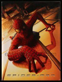 7a492 SPIDER-MAN presskit '02 Tobey Maguire climbing building, Sam Raimi, Marvel Comics!