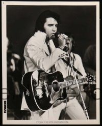 7a287 ELVIS ON TOUR presskit w/ 9 stills '72 w/cover art of Elvis Presley singing into microphone!