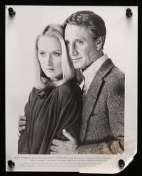 7a061 STILL OF THE NIGHT presskit w/ 17 stills '82 Roy Scheider, Meryl Streep, if looks could kill