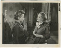 7d115 ALL ABOUT EVE 8x10.25 still '50 Bette Davis is amused by Anne Baxter but should be worried!