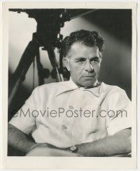 7d139 ARIZONA candid 8x10 still '40 director Wesley Ruggles by camera by Whitey Schafer!