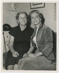 7d352 FBI STORY candid 8.25x10 still '59 pretty Vera Miles with her mom on set between scenes!