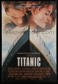 7g953 TITANIC DS 1sh '97 Leonardo DiCaprio, Kate Winslet, directed by James Cameron!