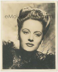 7x0676 ALEXIS SMITH signed deluxe 8x10 still '44 head & shoulders portrait wearing feathered dress!