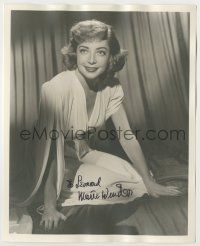 7x0817 MARIE WINDSOR signed deluxe 8x10 still '40s sexy full-length smiling portrait kneeling on bed