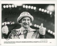 7x0845 ROBIN WILLIAMS signed 8x10 still '02 great portrait as Rainbow Randolph in Death to Smoochie!