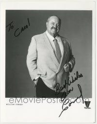 7x0662 WILLIAM CONRAD signed 8x10.25 publicity still '80s great full-length portrait in suit & tie!