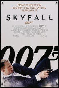 8c579 SKYFALL 27x40 video poster '12 cool c/u of Daniel Craig as James Bond on back shooting gun!