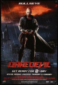 8p728 DAREDEVIL teaser English 1sh '03 full-length image of  Colin Farrell as Bullseye!