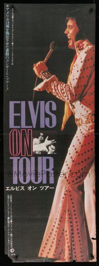 8p868 ELVIS ON TOUR Japanese 2p '72 different image of the King singing into microphone!