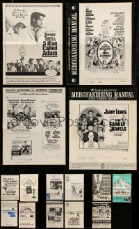 9a238 LOT OF 15 UNCUT PRESSBOOKS '60s advertising images from a variety of different movies!